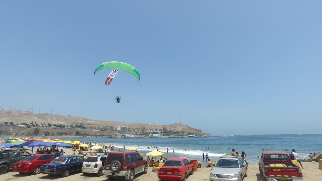 vuelo de publicidad en paramotor