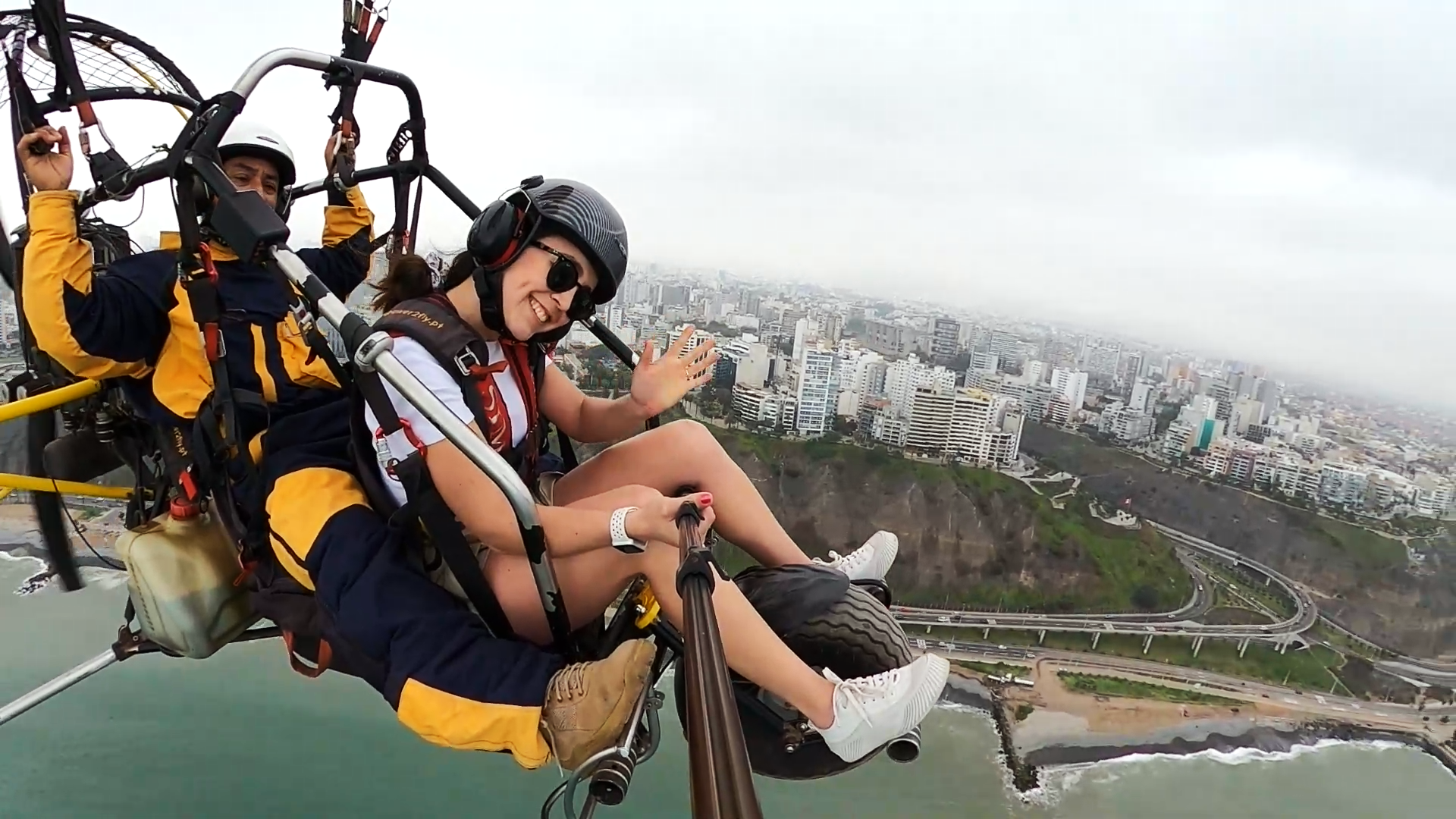 Vuelo de paratrike en la costa verde