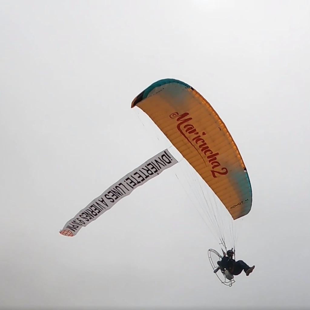 Publicidad en parapente con logo